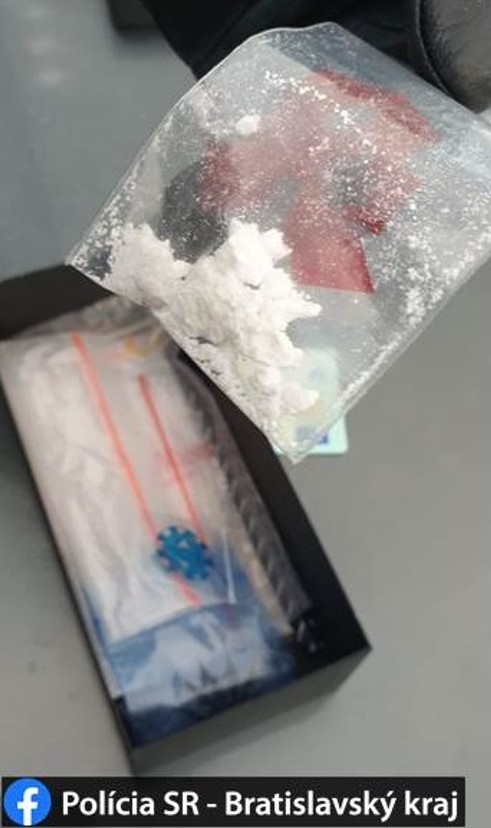 Pád kamaráta do šachty sa mužovi stal osudným. Po príchode policajtov mu v aute našli obrovské množstvo drog