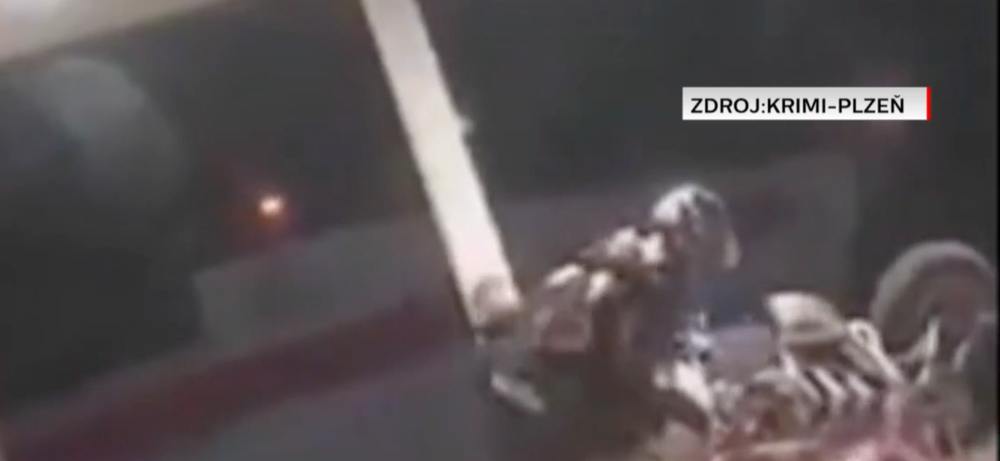 Českí policajti sa snažia chytiť vodiča štvorkolky