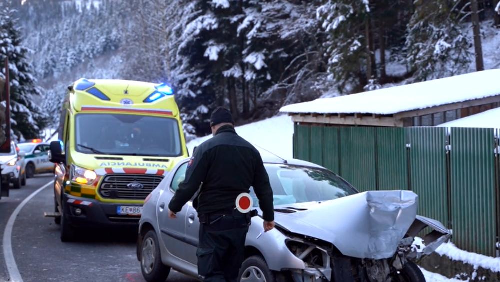 V Hnileckej doline sa čelne zrazili osobné auto a kamión naložený drevom