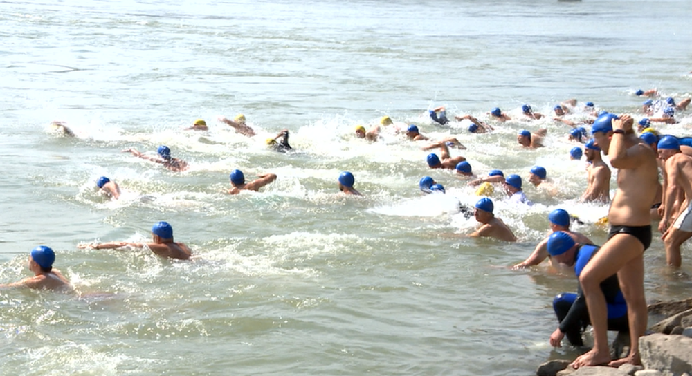 FOTO: Vyše tisíc ľudí preplávalo Dunaj. Medzi nimi aj primátor Vallo