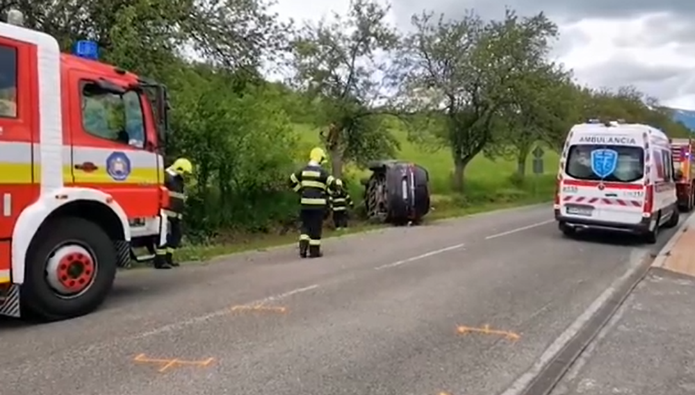Auto skončilo na streche pri Beňadikovej
