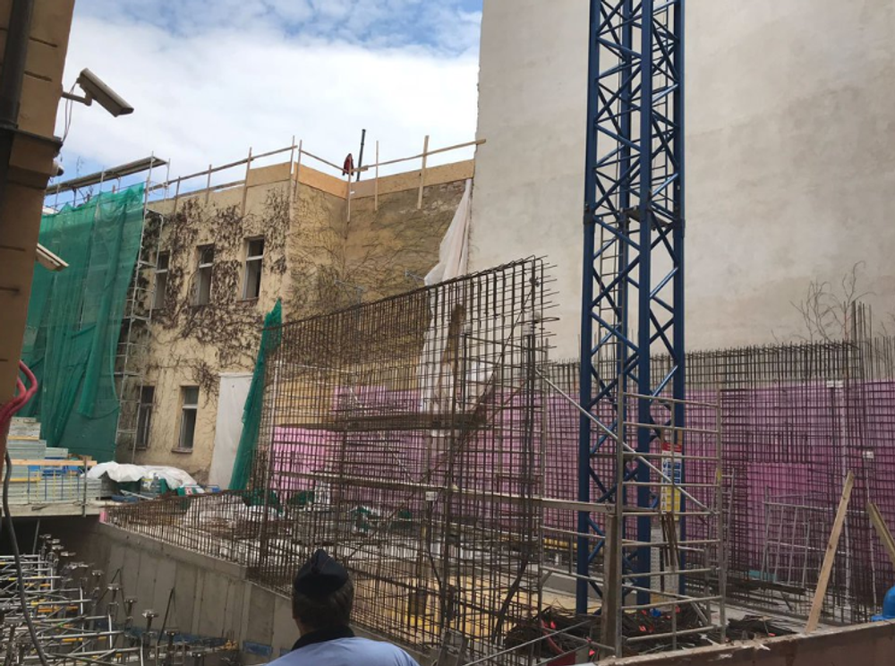 V centre Prahy sa zrútila časť budovy, zavalila niekoľko ľudí