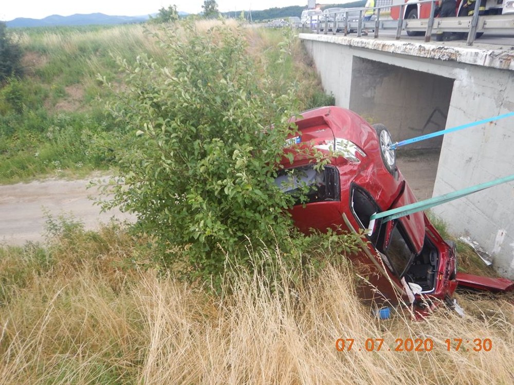Na R1 došlo k tragickej nehode. Vodič vyletel z cesty, zastavil ho až svah