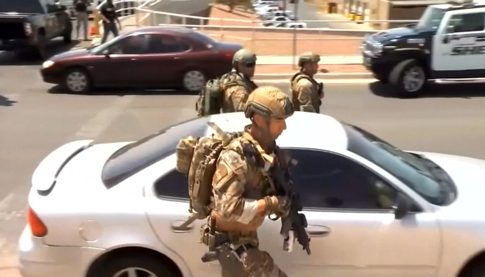 Streľba v nákupnom centre.  Strelec za sebou zanechal množstvo obetí a antiimigrantský odkaz