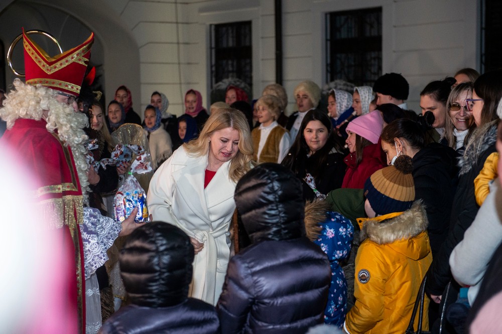 prezidentka zuzana čaputová deti mikuláš stromček (5)