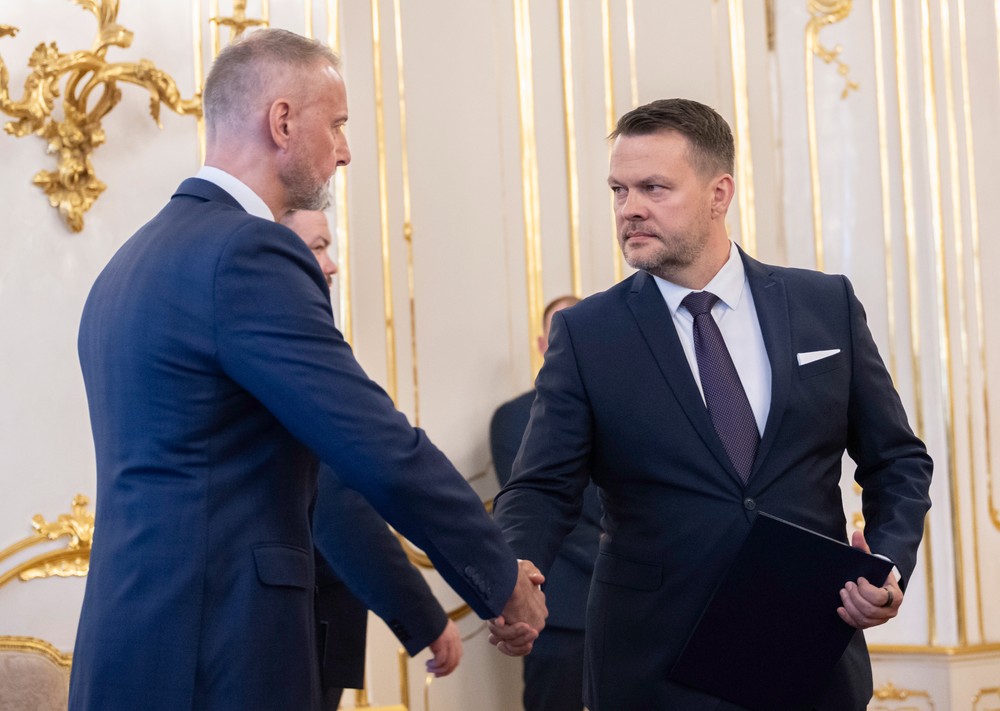 Richard Raši podáva ruku Samuelovi Migaľovi