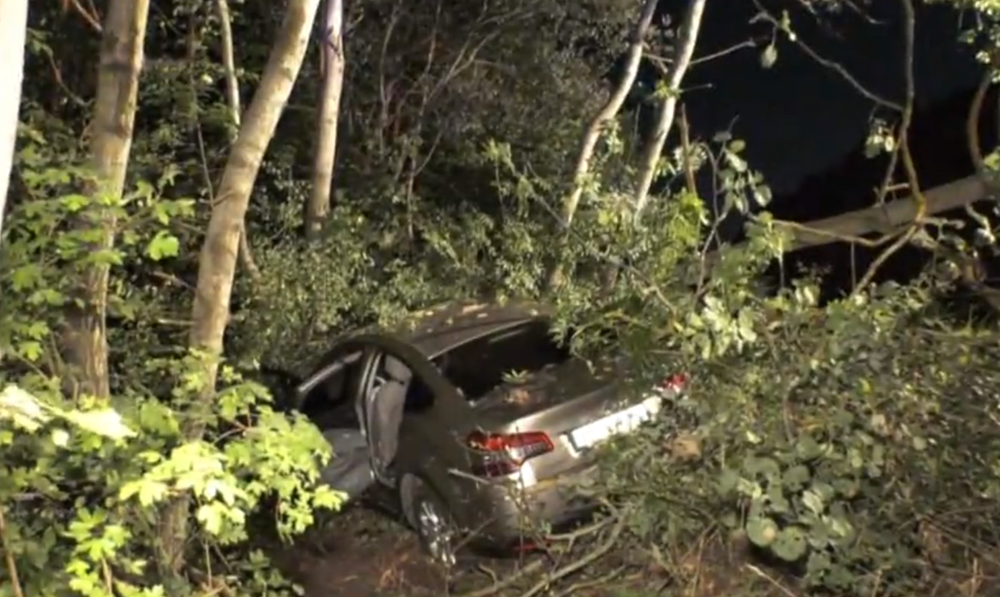 Vážna dopravná nehoda na Horehroní: Vodič vošiel do protismeru, auto zastavili až stromy 