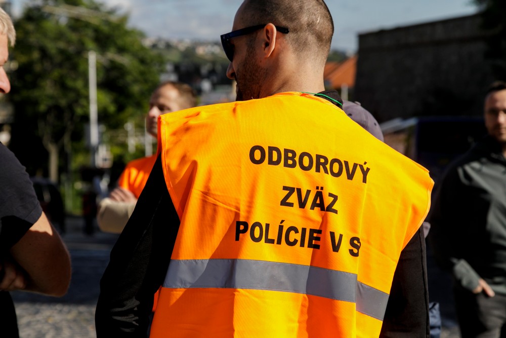 Zhromaždenie Odborového zväzu polície pred budovou parlamentu v Bratislave