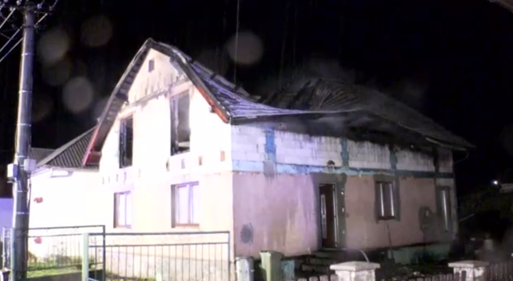 Séria bleskov na Horehroní pripravila mladú rodinu o strechu nad hlavou, dom úplne vyhorel 