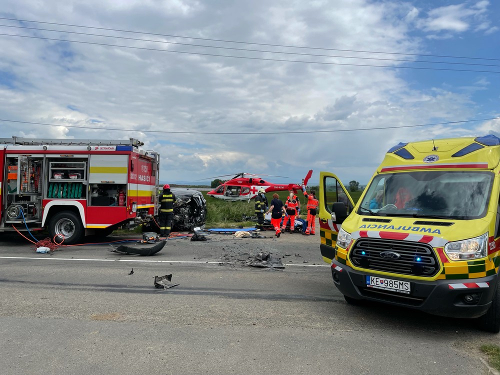 Po čelnej zrážke pomáhali leteckí záchranári