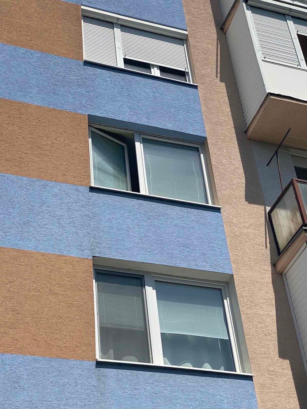 Dvojročné dievča vypadlo z okna