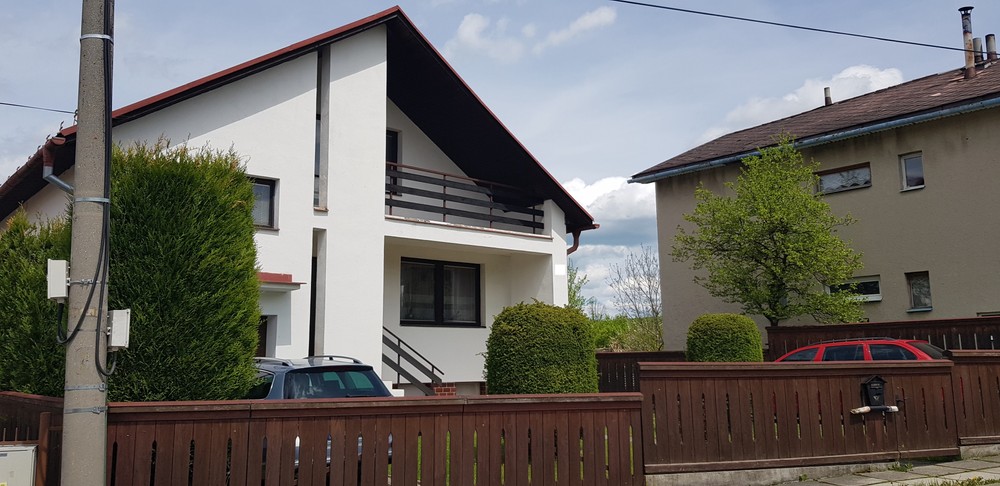 V záhrade domu našli obhorené telo