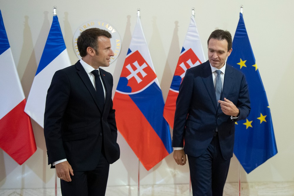 Ľudovít Ódor a Emmanuel Macron stretnutie na Úrade vlády SR (4)