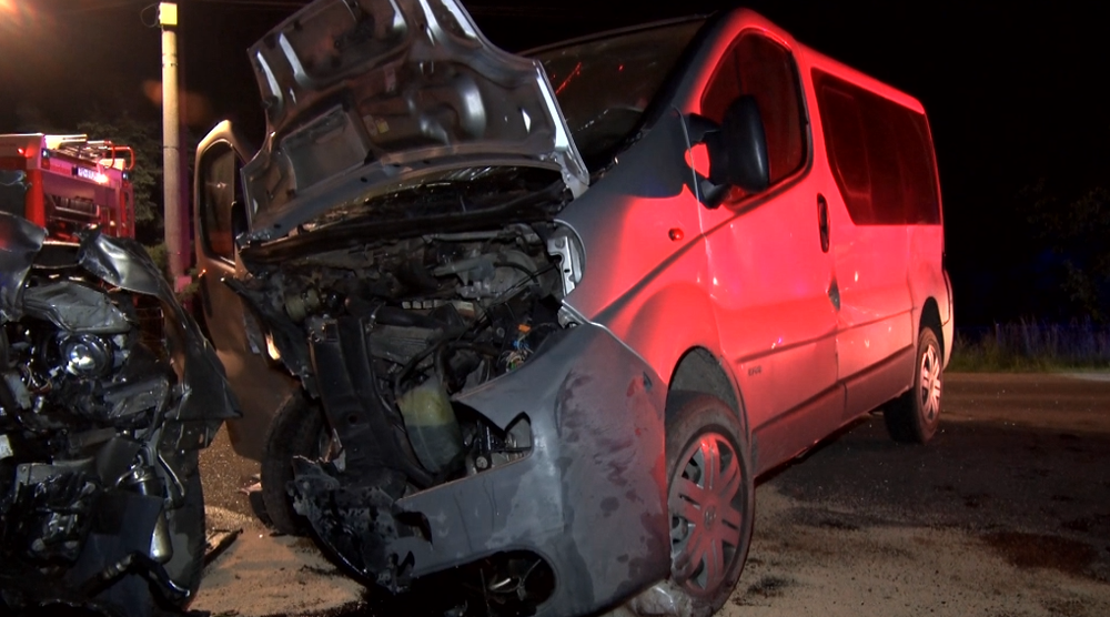 Čelná zrážka osobného auta a dodávky