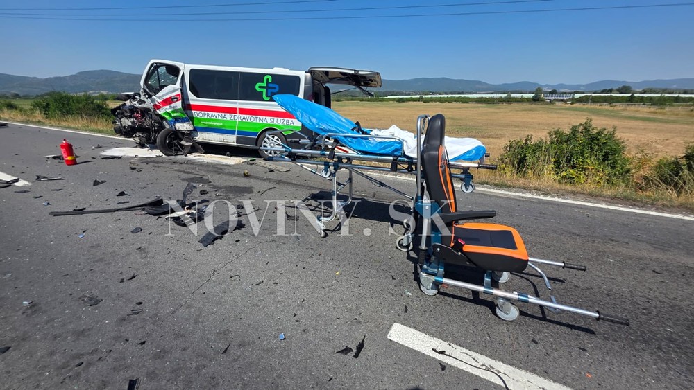 Prevozová sanitka sa zrazila s osobným autom