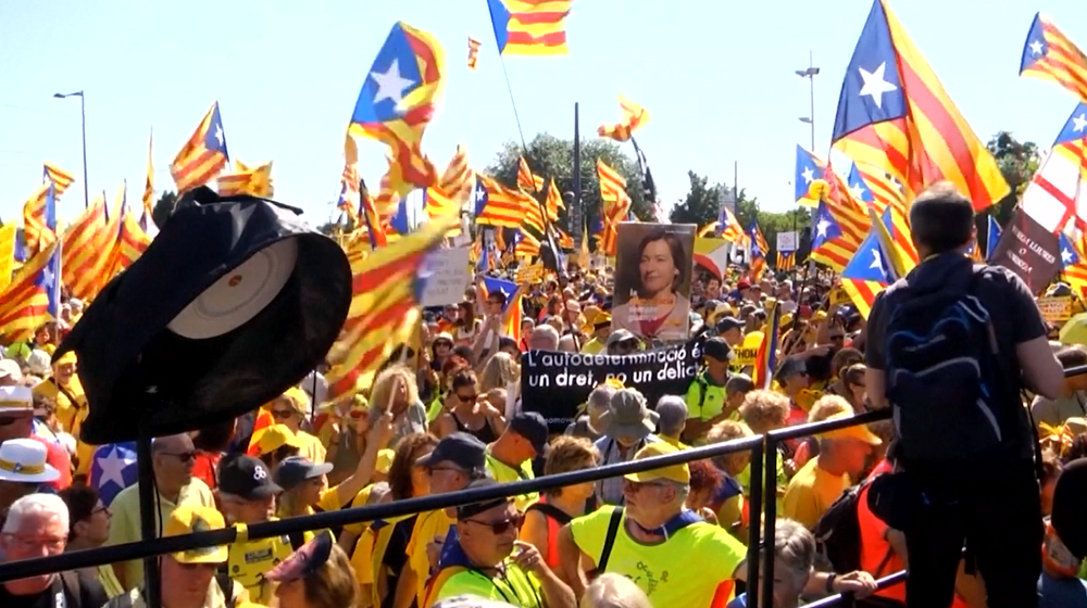 Úvodné zasadnutie nového Európskeho parlamentu poznačili protesty