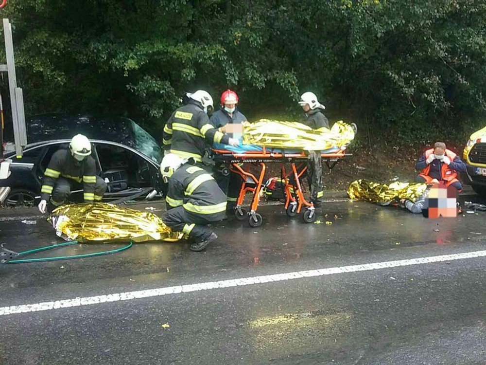 Na východe Slovenska sa zrazil autobus s osobným vozidlom