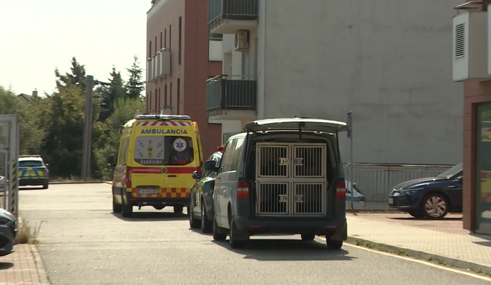 V Záhorskej Bystrici došlo k útoku na zastávke. Muž mal pri sebe zbraň