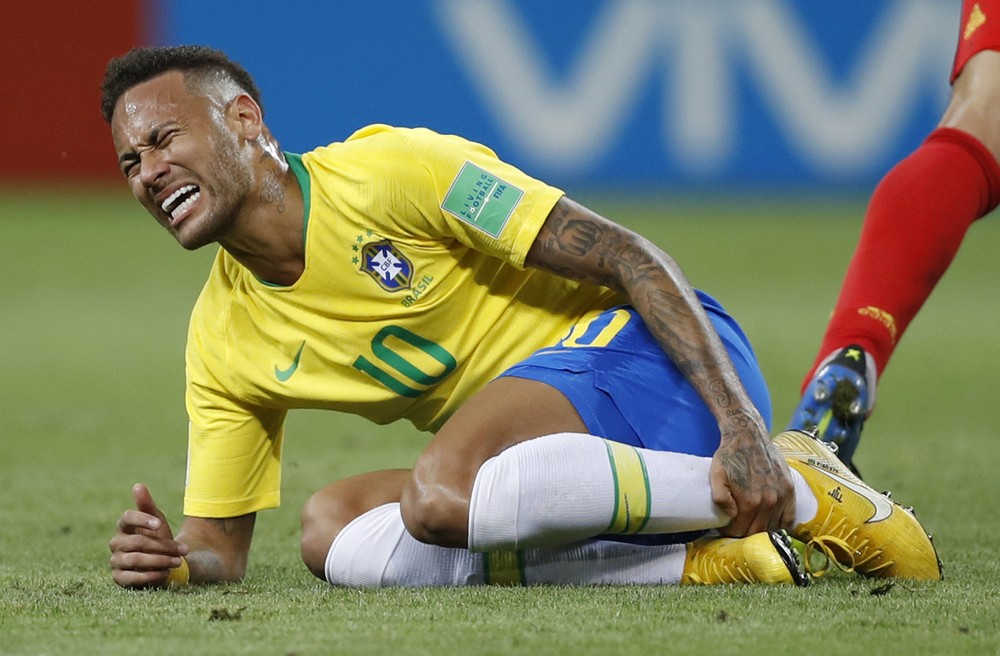 Neymar na trávniku počas zápasu s Belgickom