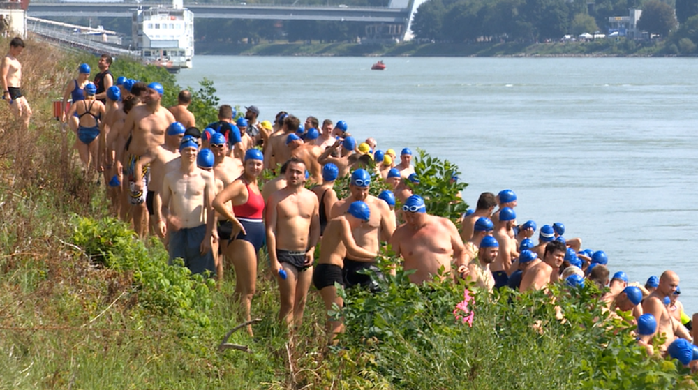 FOTO: Vyše tisíc ľudí preplávalo Dunaj. Medzi nimi aj primátor Vallo