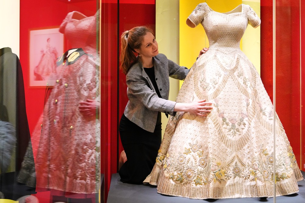 Výstava šiat kráľovnej Alžbety II. v Londýne