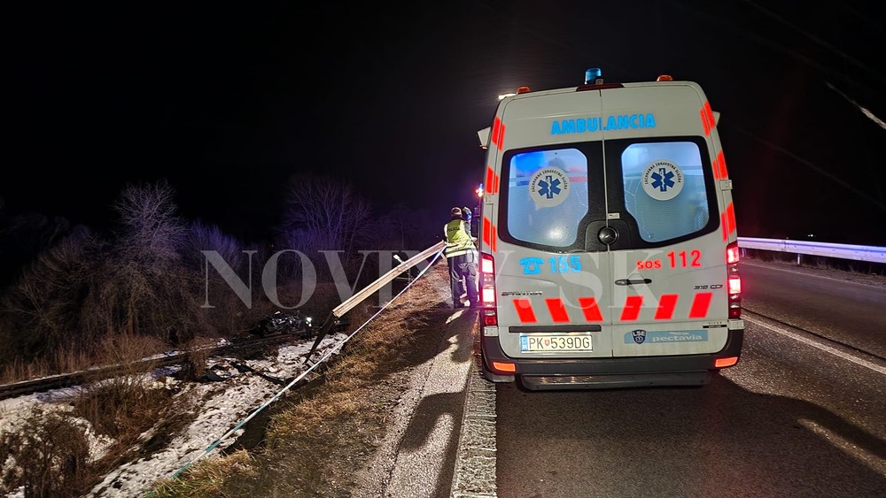 Auto spadlo z mosta na trať