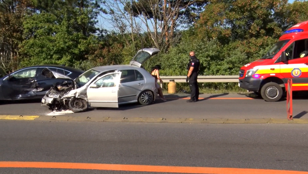 Zrážka troch vozidiel uzavrela diaľnicu do Košíc, v oboch smeroch to spôsobilo kolóny 