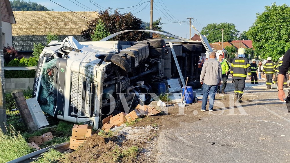 Zrážka vlaku a kamióna Hronský Beňadik (6)