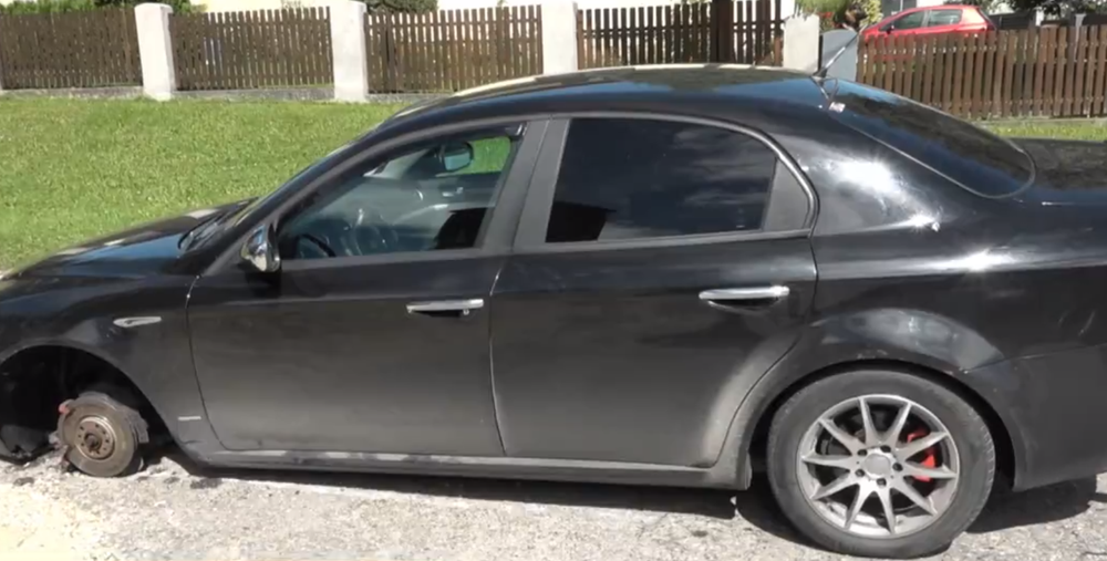 Opitý vodič unikal niekoľko kilometrov, nezastavil ho ani defekt  