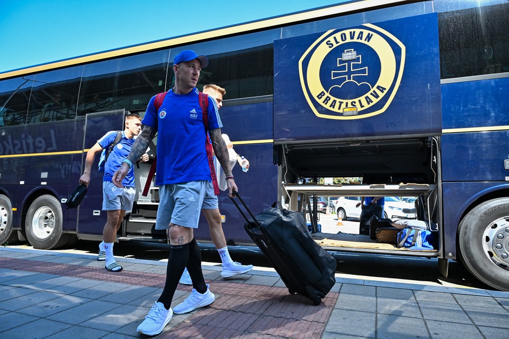 16072024_futbal_sk_slovan_bratislava_odlet_letisko_3058082