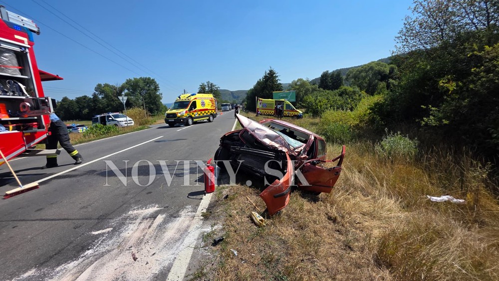 Prevozová sanitka sa zrazila s osobným autom