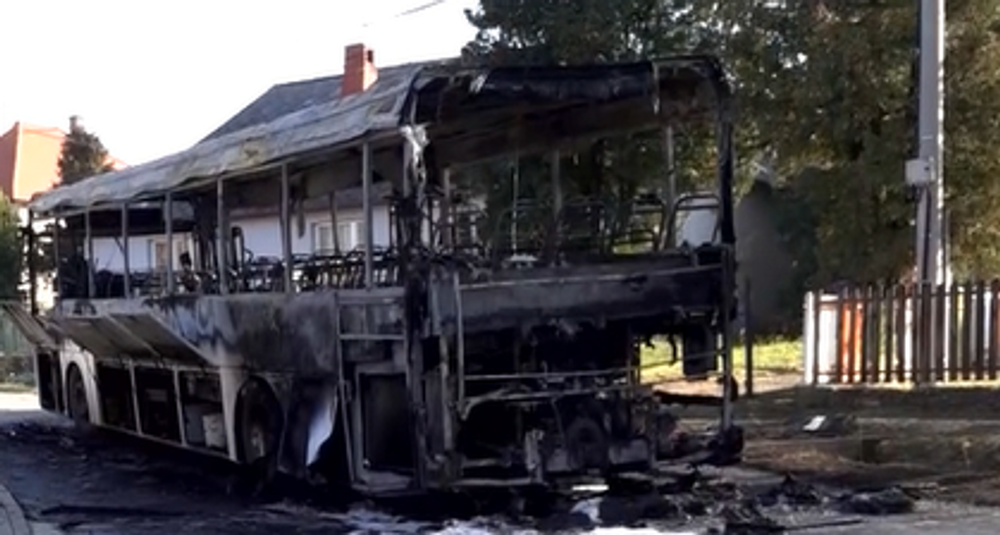  Autobus plný ľudí začal počas jazdy horieť. Zhorel úplne do tla 