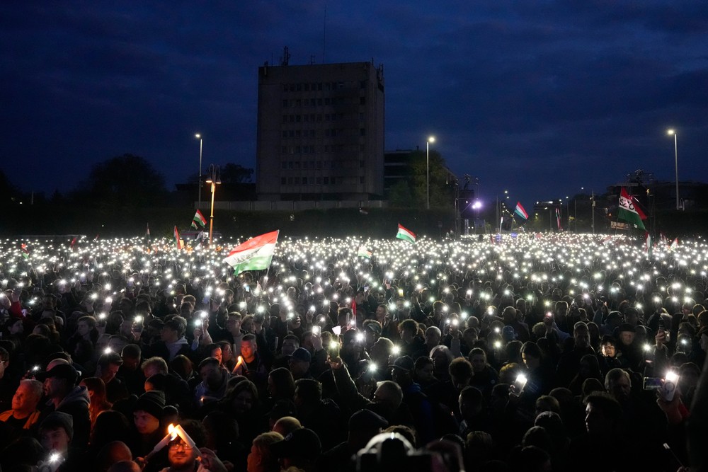 Mítingy Fideszu a TISZA deň pred voľbami v Maďarsku