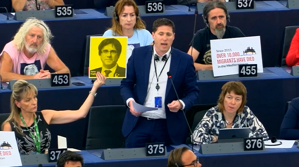 Úvodné zasadnutie nového Európskeho parlamentu poznačili protesty