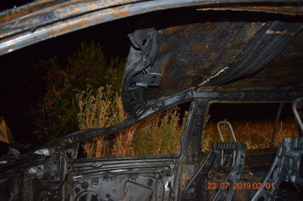 Tínedžeri narazili s autom do stromu. Vozidlo skončilo celé v plameňoch