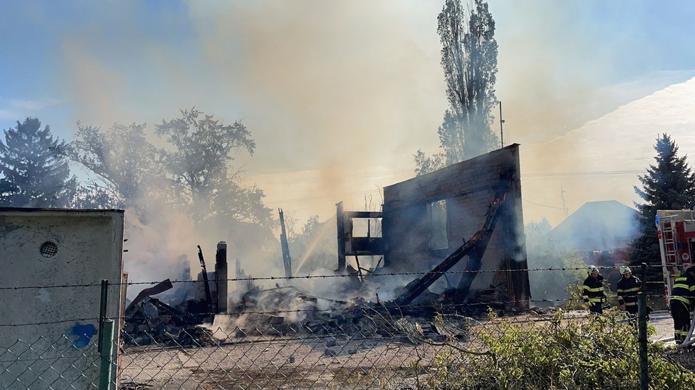 Plamene pohltili drevenú ubytovňu.