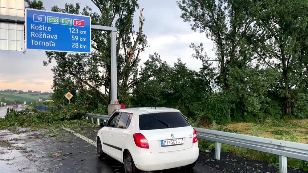 Silná búrka polámala stromy