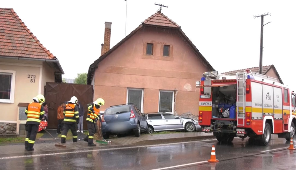 Dve osobné autá skončili v rodinnom dome