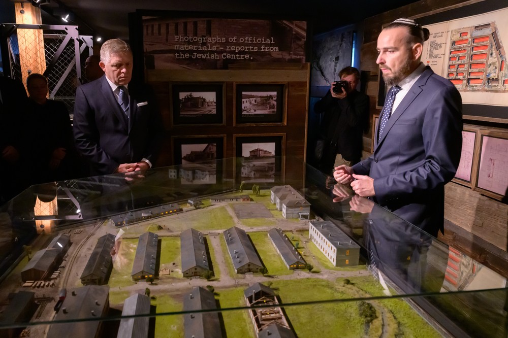 Premiér Robert Fico navštívil Múzeum holokaustu v Seredi