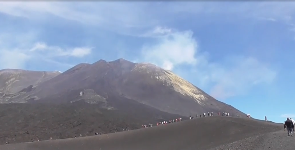 Redaktor TV JOJ vystúpil na dymiacu Etnu