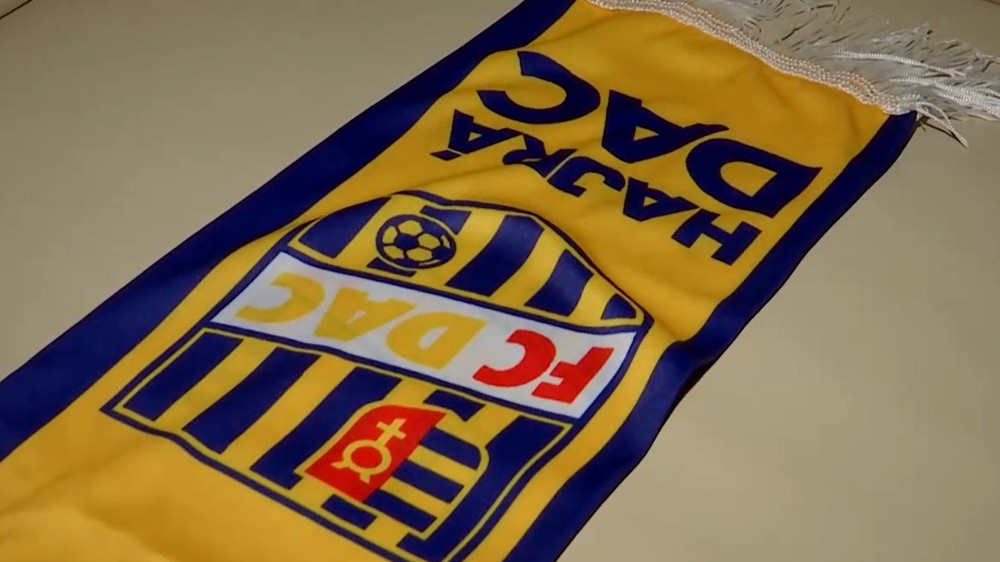 Útočníkom išlo o trofej v podobe šálu konkurenčného futbalového klubu.