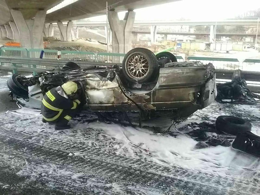 Dopravná nehoda horiaceho auta v Prešove si vyžiadala jednu obeť