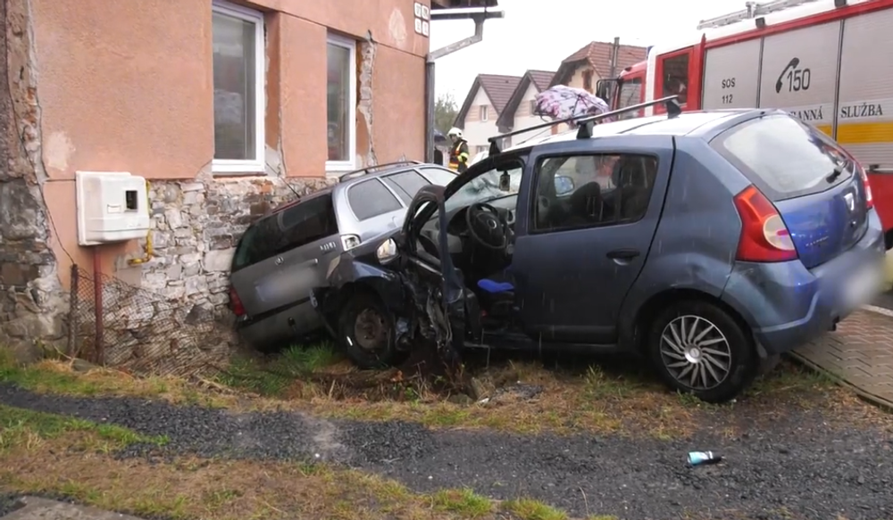 Dve osobné autá skončili v rodinnom dome
