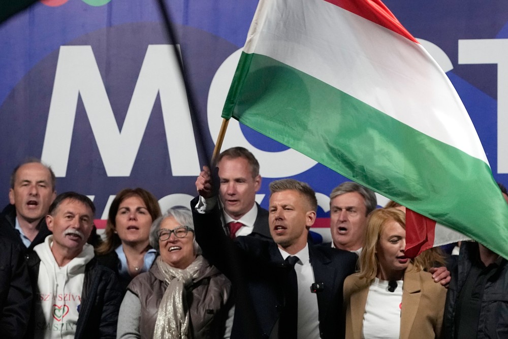 Mítingy Fideszu a TISZA deň pred voľbami v Maďarsku