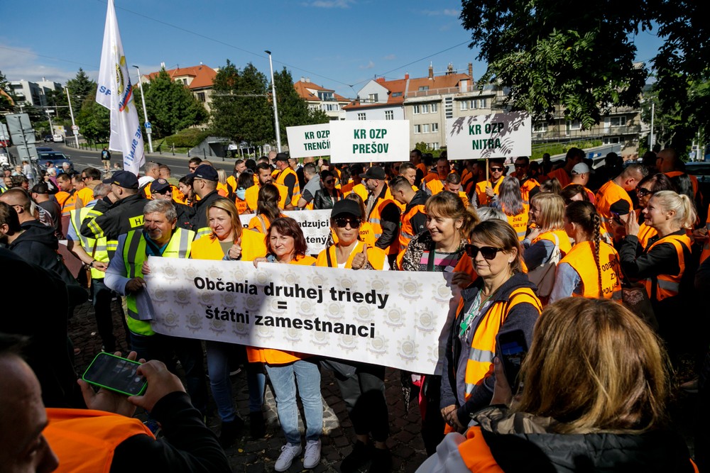 Zhromaždenie Odborového zväzu polície pred budovou parlamentu v Bratislave