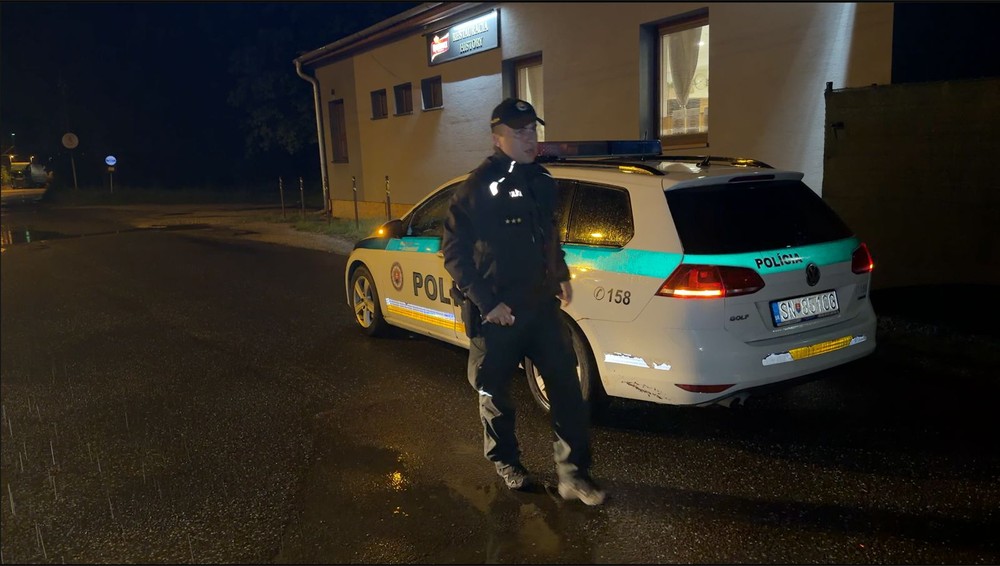 Muža najskôr vyhodili z vlaku, potom sa vlámal do reštaurácie 7