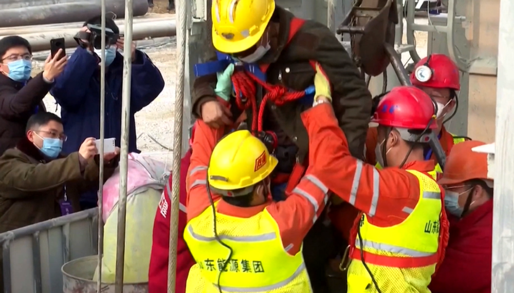 Záchranárom sa podarilo vyslobodiť baníkov, ktorí uviazli stovky metrov pod zemou 