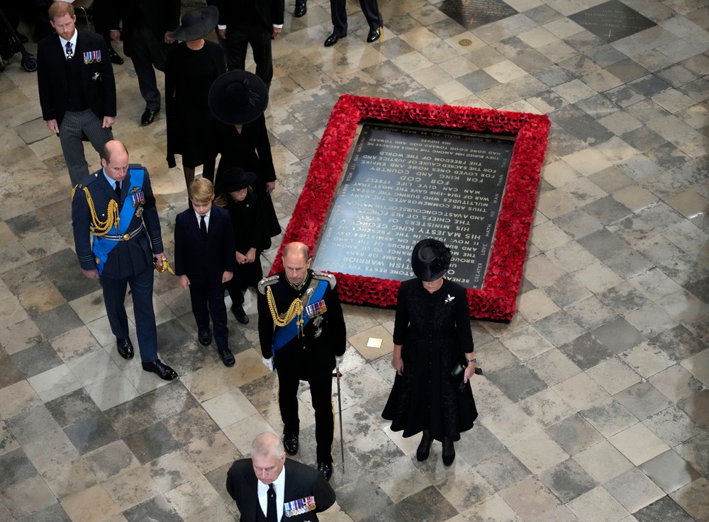 George a Charlotte na pohrebe