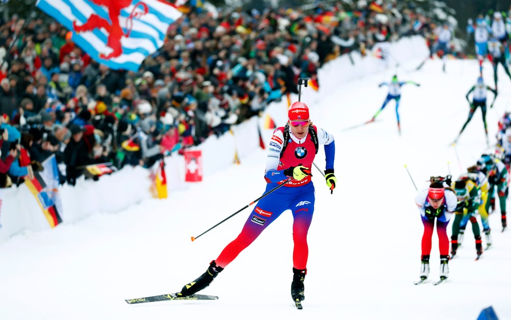 Kuzminova a Fialkova pocas pretekov s hromadnym startom v biatlone.jpg