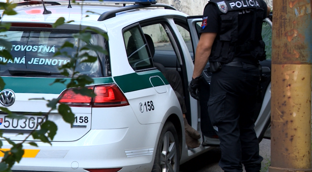 Strach, panika a obrovský šok! Besniaci muž hádzal kamene do áut za plnej premávky